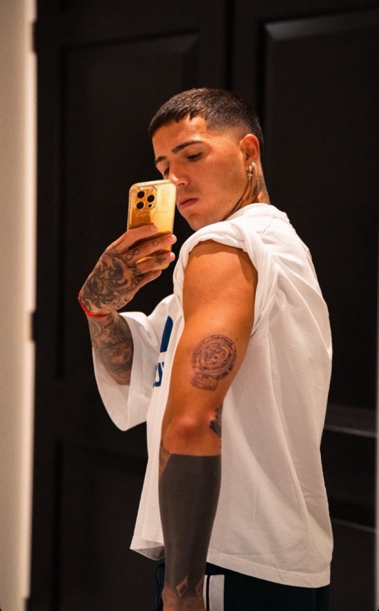 特别的纪念！恩佐将世俱杯冠军奖杯纹于手臂，致敬切尔西荣耀